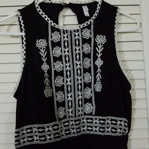 🍏Nwt sleeveless embroidered mini